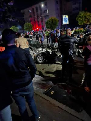 Patru tineri au ajuns la spital, după ce şoferul maşinii în care se aflau a izbit două autoturisme parcate, pe o stradă din Craiova