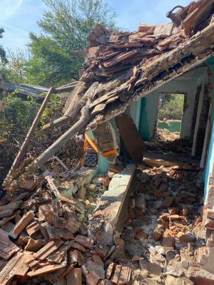 Băiat de 16 ani, prins sub un perete prăbuşit, în timp ce lucra la demolarea unei case din Roşiorii de Vede. Va fi trimis cu elicopterul SMURD la Bucureşti