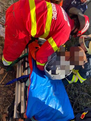 Băiat de 16 ani, prins sub un perete prăbuşit, în timp ce lucra la demolarea unei case din Roşiorii de Vede. Va fi trimis cu elicopterul SMURD la Bucureşti