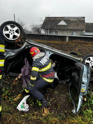 Doi tineri găsiţi morţi, la câteva ore după ce au avut un accident rutier în Neamţ. Bărbaţii au rămas captivi în autoturismul răsturnat o noapte întreagă