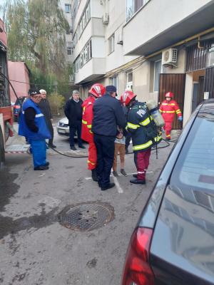 Două victime, între care un copil de 9 ani, transportate la spital, în urma unui incendiu izbucnit în Prahova: 11 persoane, evacuate