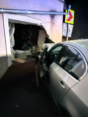 Un șofer de 19 ani s-a înfipt cu BMW-ul într-o casă din Halmeu. Mașina a trecut prin zid și a ajuns în dormitorul oamenilor