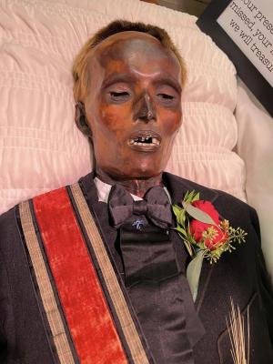 Cadavrul unui bărbat mumificat din greșeală va fi înmormântat după 128 de ani. Cine a fost "Willie cel de Piatră" şi cum a ajuns expus într-o casă funerară