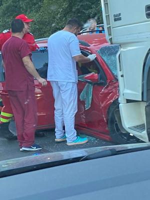Șofer mort după un impact dezastruos cu două TIR-uri, pe un bulevard din Timișoara. O cameră de supraveghere a filmat accidentul înfiorător