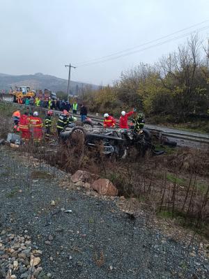 Moarte înfiorătoare pentru o tânără de 24 de ani. A fost strivită în autoturism, după ce un excavator a căzut de pe trailer, în Arad. O altă fată, în stare gravă