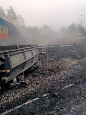 Două vagoane ale unui tren de marfă, deraiate pe traseul Dragoteşti - Turceni. Un al treilea s-a răsturnat