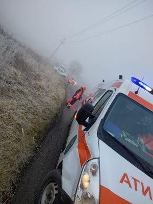 Accidente unul după altul, în același loc, la ieșirea din Bârlad. În timp ce ambulanțele interveneau la primul, un șofer s-a răsturnat cu mașina pe câmp