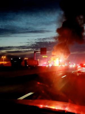 O platformă auto a ars ca o torţă pe DN1, în Prahova: 4 maşini au fost distruse. Şoferul dormea când a fost alertat despre foc