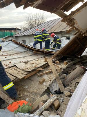 Explozie într-o casă din Prahova. O femeie de 80 de ani a fost prinsă sub dărâmături: victima, conştientă