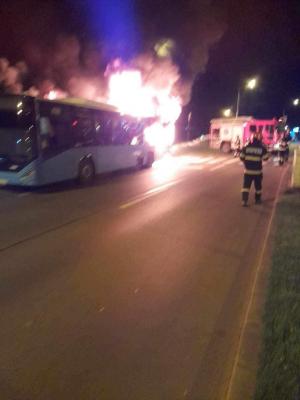 Un autobuz Otokar a luat foc în Drumul Taberei din Bucureşti. A ars complet pe stradă, în zona Romancierilor