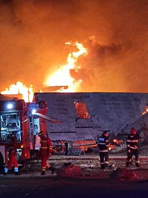 Şapte morţi în incendiul devastator de la Ferma Dacilor din Tohani. Încă un copil a fost scos fără viaţă din pensiunea distrusă de flăcări