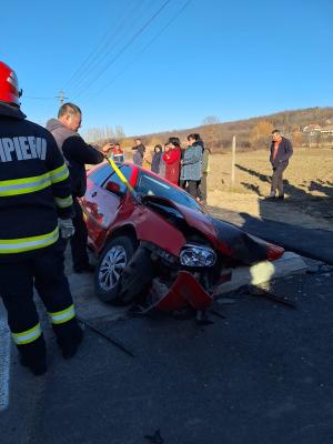 Femeie moartă după ce un şofer de 76 de ani a intrat cu maşina într-un cap de pod, în Vâlcea. A fost chemat elicopterul SMURD