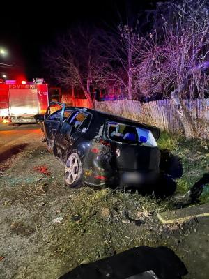 Şofer de 29 de ani cu permisul suspendat, mort după ce s-a răsturnat cu maşina, în Mehedinţi. Un pasager de 20 de ani a fost rănit
