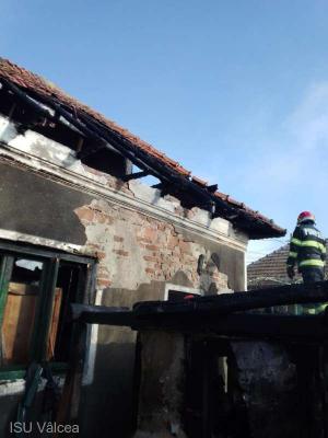Un bărbat din Vâlcea a suferit arsuri de gradul 1 pe față, după ce casa i-a fost mistuită de flăcări. A reușit să se salveze înainte de a se produce o tragedie