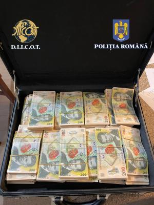Valize cu bani şi lingouri de aur. Ce a găsit poliţia în casele românilor care cumpărau date furate de pe Genesis Market. Siteul, închis azi de FBI