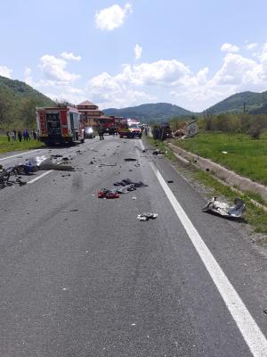 O persoană a murit, după ce un autocar, 3 autoturisme și o autoplatformă s-au ciocnit, în Caraş-Severin. Bucăţi din maşini împrăştiate zeci de metri
