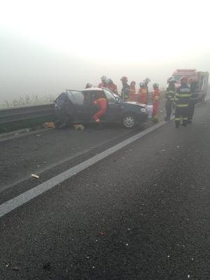 Accident pe A1 Sibiu-Deva. O persoană rănită grav, după ce s-a ciocnit cu maşina de un TIR şi a ricoşat într-un parapet