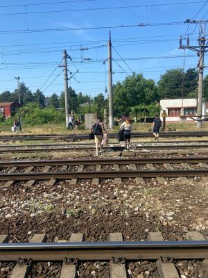 S-a stricat trenul care face legătura între Aeroportul Otopeni şi Gara de Nord. Călătorii s-au dat jos şi au luat-o cu bagajele printre şine