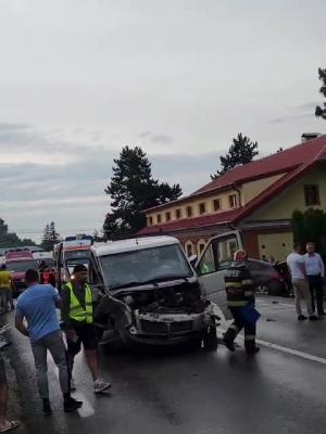 Plan Roşu activat în Suceava după un accident cu 11 victime. O persoană inconştientă şi alte 10 rănite,  după ce o autoutilitară s-a izbit în două maşini