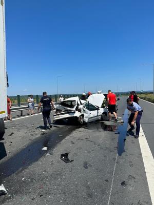 Accident în lanţ. Un TIR şi patru maşini, în care se aflau 11 persoane, s-au ciocnit pe autostrada A1, în Timiş