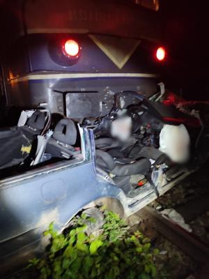 O maşină a fost spulberată de un tren în Câmpulung Moldovenesc. Doi bărbaţi răniţi grav, dintre care unul inconştient