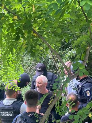 "Uite, prin pădure, la plimbare". Reacţia interlopului pistolar din Gorj, după ce l-au prins poliţiştii