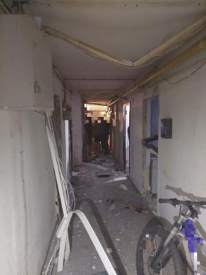 Explozie puternică într-un bloc din Zărnești. Sunt patru răniți, după ce deflagrația a zguduit din temelii clădirea cu zeci de garsoniere