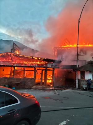 Un motel şi un restaurant din Băile Herculane, arse din temelii într-un incendiu devastator. Pompierii au lichidat flăcările după 6 ore