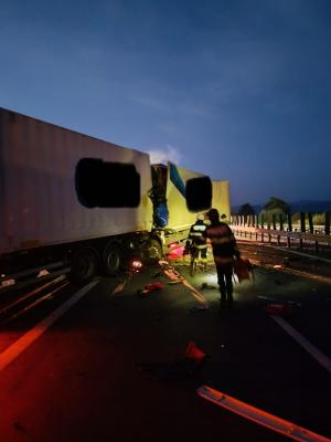 Dezastru pe autostrada A1, după ce două TIR-uri s-au ciocnit pe sensul Sibiu - Sebeș. Unul dintre șoferi a murit pe loc