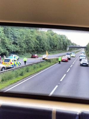 Aterizare forțată în mijlocul unei autostrăzi din UK. Un avion ușor, surprins când s-a oprit chiar între sensurile de mers