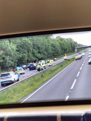 Aterizare forțată în mijlocul unei autostrăzi din UK. Un avion ușor, surprins când s-a oprit chiar între sensurile de mers
