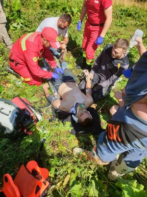 Tânăr de 22 de ani, rănit grav după ce maşina în care se afla a ajuns în râpă, în Maramureş. Era pasager pe scaunul din dreapta