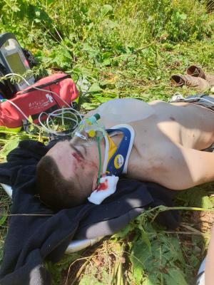 Tânăr de 22 de ani, rănit grav după ce maşina în care se afla a ajuns în râpă, în Maramureş. Era pasager pe scaunul din dreapta