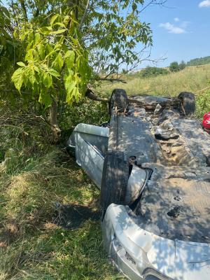 O maşină condusă de un israelian s-a răsturnat într-o curbă periculoasă, în Cluj. Un copil de 3 ani şi doi adulţi, răniţi în urma impactului