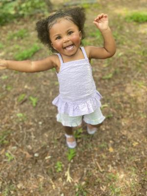 "Raiul a primit un înger". O fetiţă de 2 ani a murit sub privire bunicilor, după ce dulapul pe care s-a urcat s-a răsturnat peste ea, în SUA