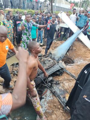Momentul terifiant în care un avion se prăbușește pe o șosea aglomerată din Lagos, apoi explodează. Cei aflați la bord au supraviețuit ca prin minune