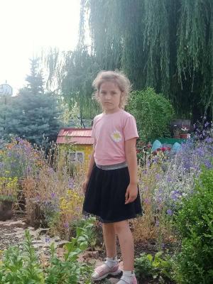 "Sărmana copilă, cine știe în ce chinuri a murit". Micuța Iasmina, găsită fără suflare într-o casă părăsită din Moldova. Fetița cu ochi albaștri ar fi fost ucisă de doi frați