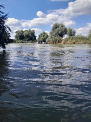 O persoană este dată dispărută, după ce două ambarcațiuni cu turiști s-au ciocnit în Delta Dunării