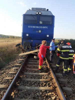 Au sfârșit pe calea ferată: Un copil de 13 ani și un bărbat de 30 de ani din Vaslui au murit, după ce căruța în care se aflau a fost lovită de tren