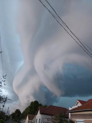 Fenomen rar surprins pe cerul României. Nori shelf-cloud prevestitori de furtună la Arad