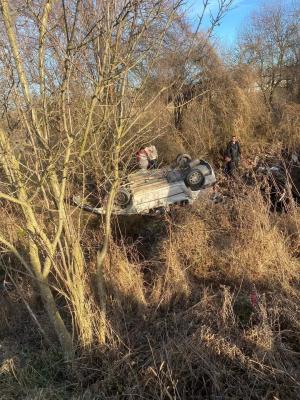 Femeie de 60 de ani, moartă în maşina răsturnată pe un drum din Gorj. Alte două persoane, rănite în accidentul de groază