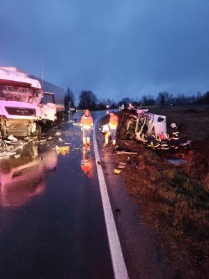 Tânăr de 21 de ani, mort într-o camionetă strivită de TIR pe un drum din Timiş. Impact dezastruos la ieşirea din Coșava