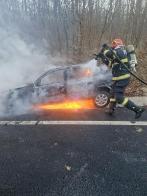 O maşină a fost cuprinsă de flăcări în mers, pe un drum național din Botoșani