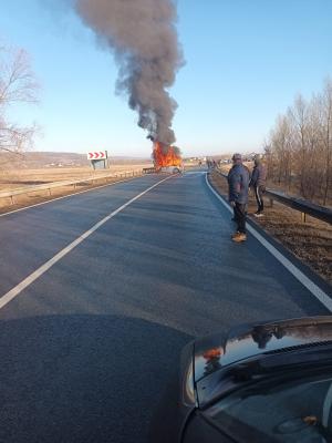 Doi tineri, de 21 şi 16 ani, au murit arşi de vii, după ce o maşină a intrat într-un camion. Şoferul este în stare de şoc