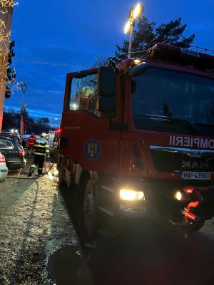 Doi bătrâni de 80 de ani, găsiţi morţi într-un apartament în urma unui incendiu, în Suceava. Alte 21 de persoane, evacuate