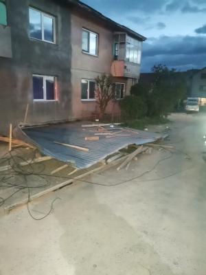Rafale de vânt puternice în Hunedoara. Un acoperiş a fost smuls, iar doi copaci au fost doborâţi peste o maşină