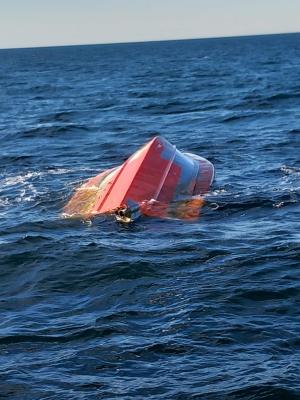 Armata anunţă că barca descoperită în derivă la Tuzla este o posibilă dronă marină. A fost remorcată și adusă în port