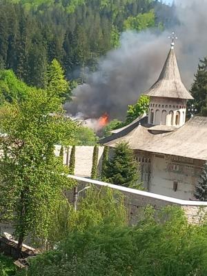 Incendiu violent lângă Mănăstirea Voroneț din Suceava cu câteva ore înainte de Paşte. Există riscul de propagare