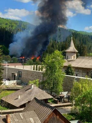 "N-am mai putut să salvez nimic. Totul a rămas acolo. O viaţă am muncit". Flăcări violente lângă Mănăstirea Voroneţ. Două familii şi-au pierdut agoniseala într-o clipă