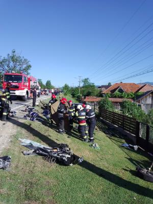 Accident teribil în Tomşani, Vâlcea. Impact violent între un autocar cu 51 de elevi şi un autoturism. Un tânăr de 22 de ani a murit